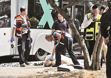 محققون إسرائيليون فى مكان حادث طعن فلسطيني لإسرائيليون فى حافلة بالقدس الشرقية .. أ ف ب